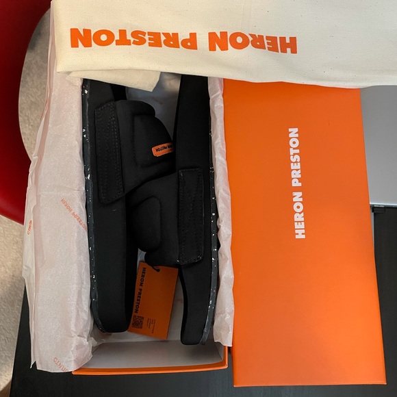 Heron Preston Fabric Logo Slides- EU 43/ True US 10. Retail $300 - Picture 7 of 10